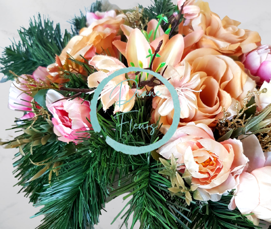 Aranjament bujori artificiali, trandafiri, crini şi accesorii 60cm x 25cm x 18cm