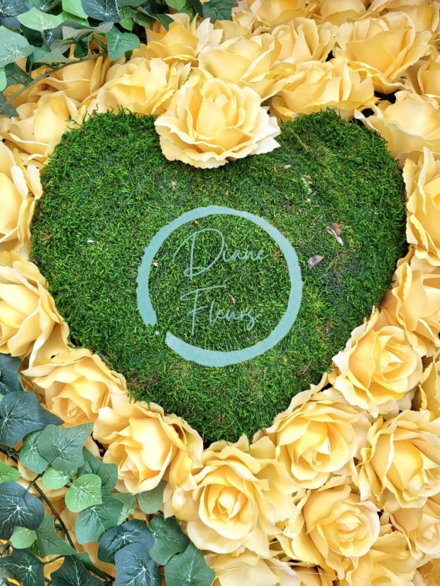 Smútočný veniec "Srdce" z umelých ruží a s machovým srdiečkom 80cm x 80cm žltý