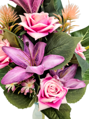 Luxusná kytica ležatá Ruže, Ľalie, Bodliak 56cm umelá fialová, ružová