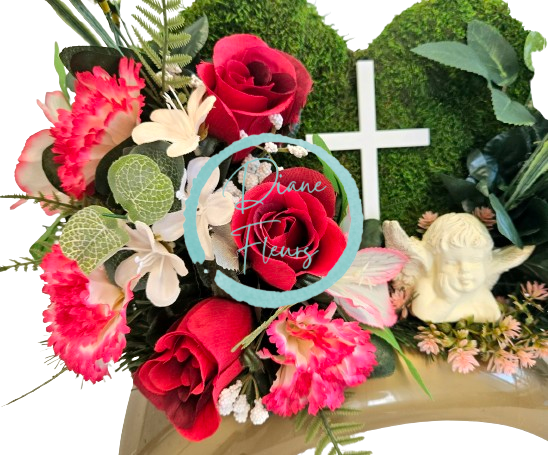 Díszített betontál fenyőből rózsák, szegfű, angyal, moha koszorú és kiegészítők 46cm x 20cm x 28cm
