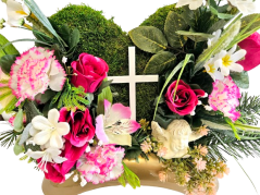 Smútočný aranžmán betonka umelé ruže, karafiáty, anjel, machový venček a doplnky 46cm x 20cm x 28cm