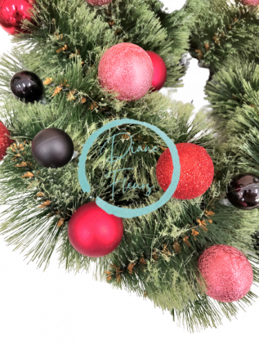 Luxus mesterséges fenyőkoszorú Exkluzív karácsonyi labdákkal díszítve 40cm