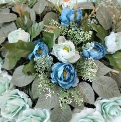 Prekrasan pogrebni vijenac srce s umjetnim ružama, božurima i dodaci 65cm x 65cm