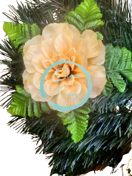 Sztuczny wianek na stojaku „Serce” Dalie i róże oraz akcesoria 45cm x 40cm