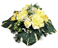 Díszített betontál fenyőből bazsarózsa, rózsák, alstoemeria és kiegészítők 30cm x 20cm