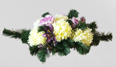 Díszített betontál fenyőből mesterséges krizantém, rózsák, liliom és kiegészítők 60cm x 30cm x 18cm