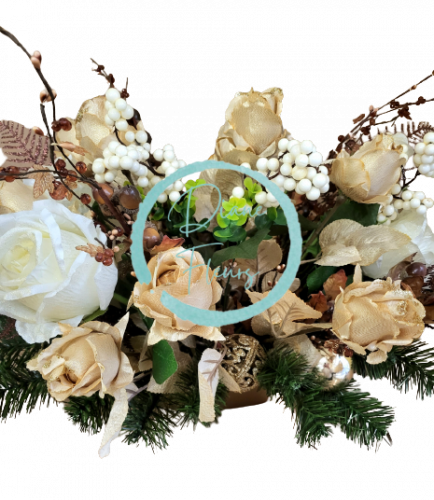 Žalni aranžma iz umetnih vrtnic, praproti, jagodičja, božičnih kroglic in dodatkov 75cm x 50cm x 38cm