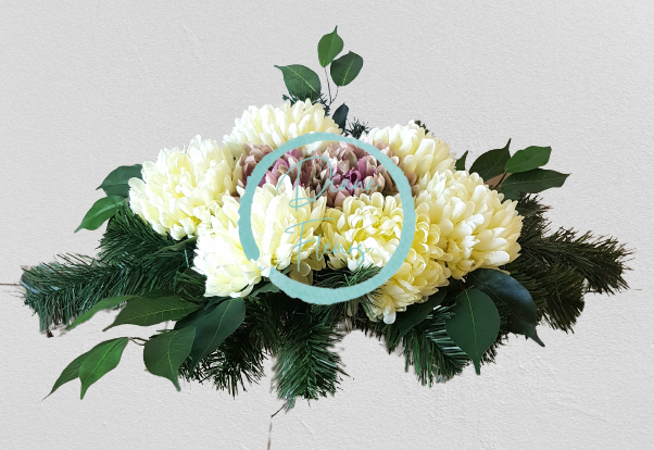Arrangement mit künstlichen Chrysanthemen & Zubehör 55cm x 32cm x 18cm