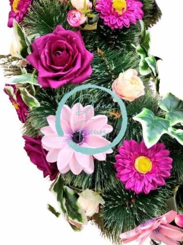 Luxusný umelý veniec borovicový Exclusive ruže, gerbery, pivonky, brečtan a doplnky 80cm