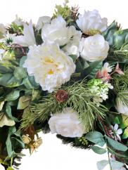 Luksuzni venec iz umetnega bora, ekskluzivne vrtnice, potonike, lilije, hortenzije, evkaliptus in dodatki 80cm x 90cm