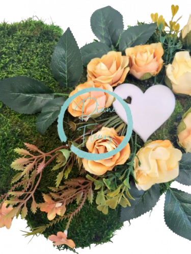Coroană mușchi "Inima" de flori artificiale trandafiri si accesorii 27cm x 23cm