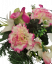 Žalni aranžma umetni nageljni, vrtnice, orhideje, lilije in dodatki O 30cm x 20cm