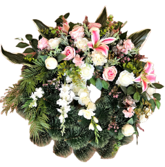 Temetési fenyőkoszorú Exkluzív rózsák, bazsarózsa, delphinium és kiegészítők 70cm x 80cm