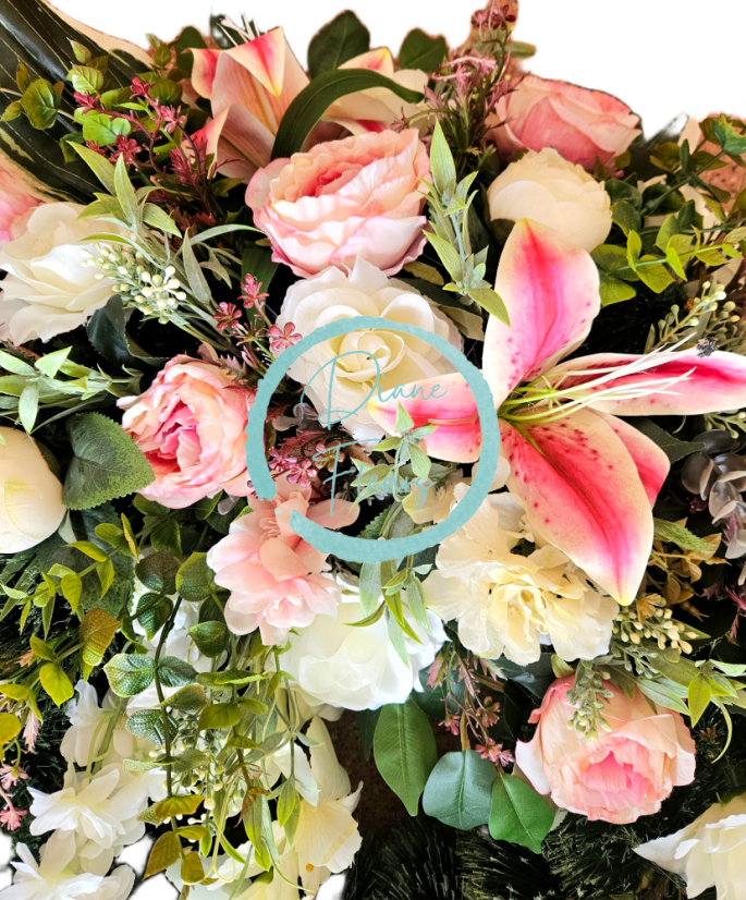 Smuteční věnec borovicový exclusive růže, pivoňky, delphinium a doplňky 70cm x 80cm AS1062