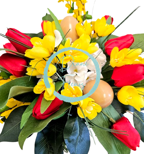 Composizione in cemento con tulipani artificiali, pioggia dorata, violette, uova di Pasqua e accessori 50 cm x 40 cm x 23 cm AS985