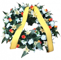 Coroană artificială de pin decorată cu trandafiri artificiali, garoafe, crini și accesorii 75cm