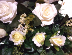 Prekrasan pogrebni vijenac s umjetnim ružama i kalama 100cm x 60cm kremasta, zelena