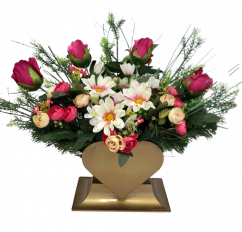Prekrasan žalobni aranžman Srce umjetne tratinčice, ruže, kamelije i dodaci 65cm x 28cm x 35cm