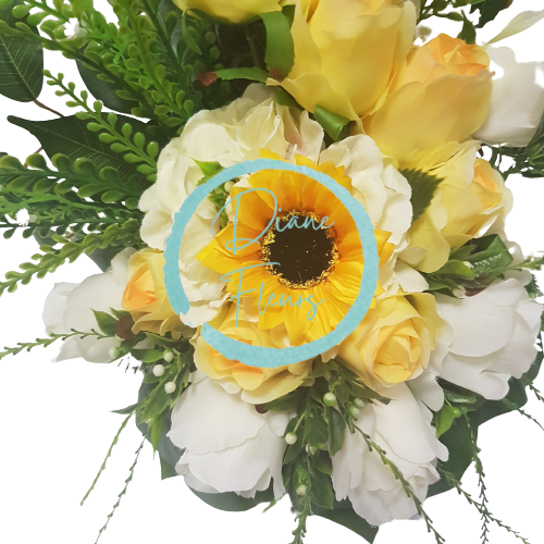 Aranžmán betonka s čečinou zdobená umelou slnečnicou a ružami 35cm x 25cm x 40cm