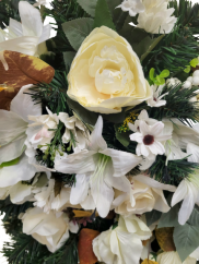 Coroana "frunze" de trandafiri artificiali, crini, gladiole si accesorii 100cm x 55cm