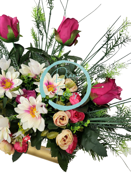 Bellissima composizione funebre a forma di cuore, in cemento, esclusive margherite artificiali, rose, camelie e accessori 65 cm x 28 cm x 35 cm AS541