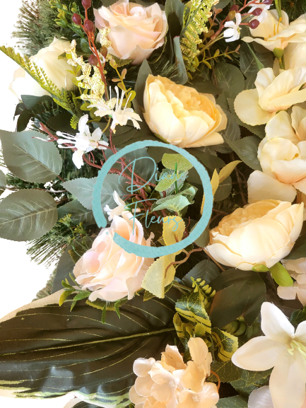 Luxusný smútočný veniec borovicový exclusive ruže, pivonky, gladioly a doplnky 70cm x 80cm