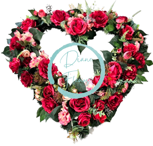 Coroana „Inimă” din trandafiri artificiali, ranunculus, ciulin si accesorii 70cm x 70cm
