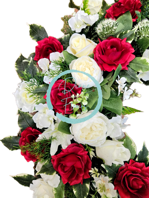 Погребален венец от бор, ексклузивни рози, божури и аксесоари 85 см AS1044