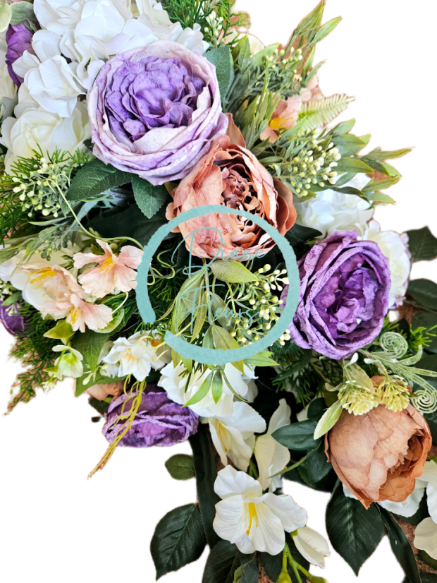 Nagy díszített betontál fenyőből  exclusive baszarozsa, rózsák, szarkalábok delphinium és kiegészítők 135cm x 50cm x 35cm AS1017-BPC