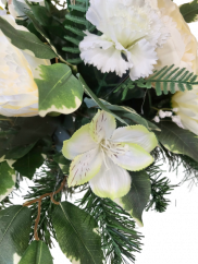 Trauergesteck aus künstliche Chrysanthemen, Pfingstrosen, Nelken, Alstroemerien und Zubehör Ø 45cm x 35cm