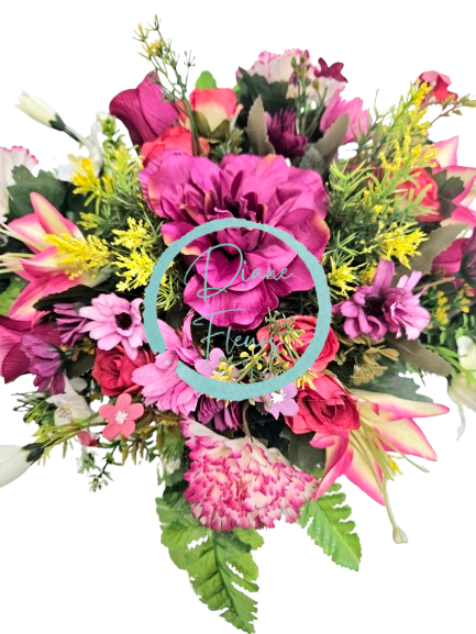 Траурна аранжировка от бетон, изкуствени далии, рози, лилии, карамфили и аксесоари 55см x 40см x 20см AS800