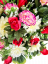 Čudovit žalni aranžma umetni Nageljni, Vrtnice, Dalije in dodatki 70cm x 45cm x 58cm