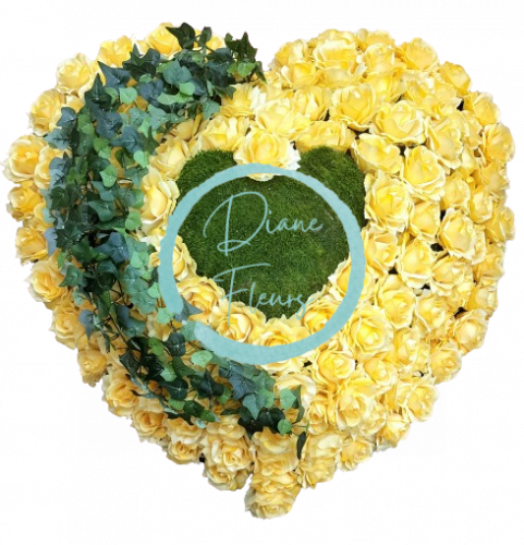 Smútočný veniec "Srdce" z umelých ruží a machovým srdiečkom 80cm x 80cm žltý