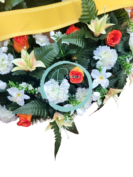 Coroană artificială de pin decorată cu trandafiri artificiali, garoafe, crini și accesorii 75cm