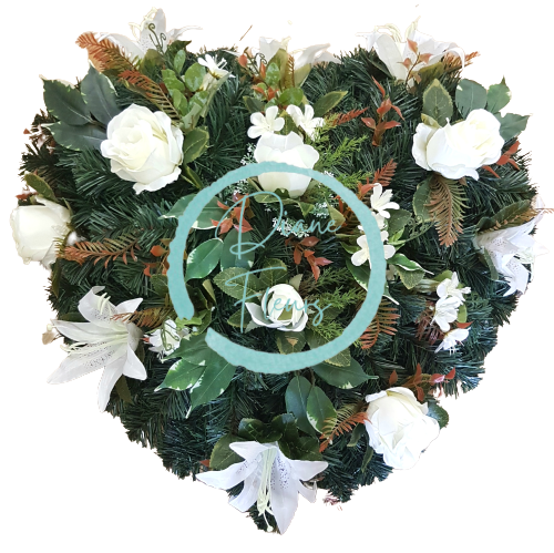 Pogrebni vijenac "Srce" od umjetnih ruža, lljiljana i dodaci 65cm x 65cm kremasta, zelena, smeđa