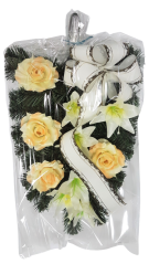 Coroane funerare 46cm x 35cm din trandafiri, crini & panglica & celofan bej flori artificiale