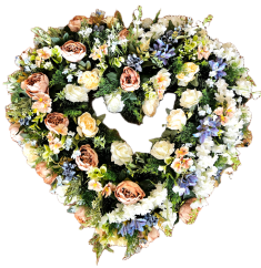 Temetési fenyőkoszorú Szív Exkluzív Bazsarózsa, Rózsák, Delphinium és Kiegészítők 100cm x 90cm