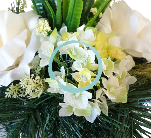 Траурна аранжировка от бетон, изкуствени рози, хортензии и аксесоари 28см x 22см AS373