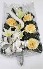 Künstliche Trauerkranz 46cm x 35cm mit Rosen, Lilien und Trauerband in Zellophan beige