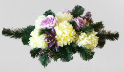Aranjament crizanteme artificiale, trandafiri, crini şi accesorii 60cm x 30cm x 18cm