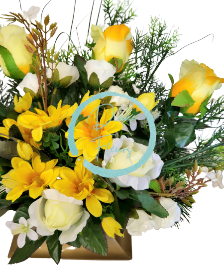 Gyönyörű díszített betontál fenyőből Szív mesterséges százszorszépek, rózsák és kiegészítők 65cm x 28cm x 35cm