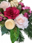 Žalni aranžma umetne vrtnice, marjetice in dodatki 45cm x 28cm x 15cm