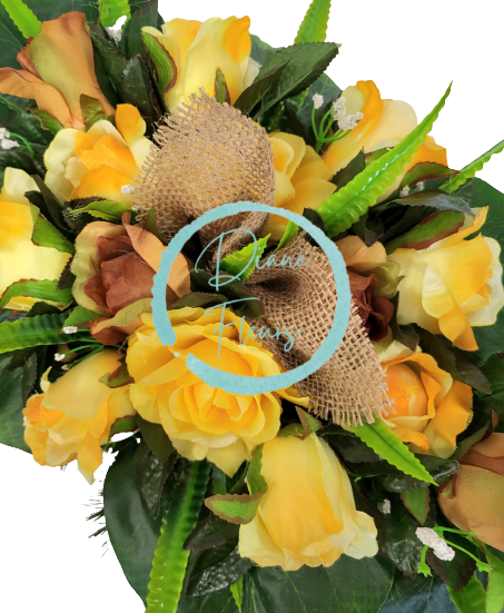 Smútočný aranžmán betonka exclusive umelé ruže a doplnky 55cm x 28cm x 16cm