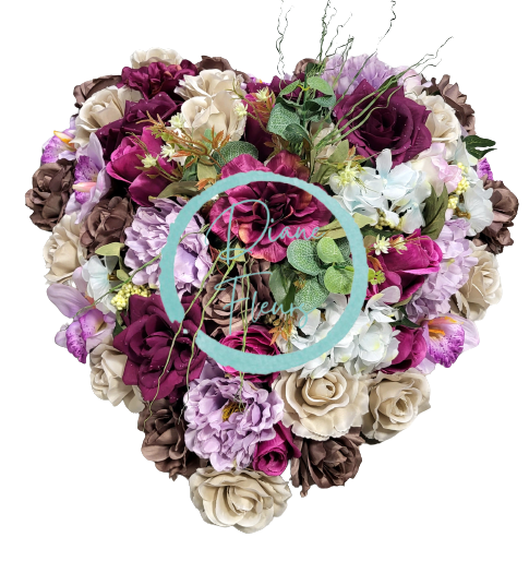 Wieniec żałobny w kształcie serca z mieszanką sztucznych kwiatów i dodatkami o wymiarach 55cm x 55cm
