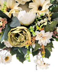 Věnec umělé růže, pivoňky, kopretiny, clematis a doplňky 50cm AS992