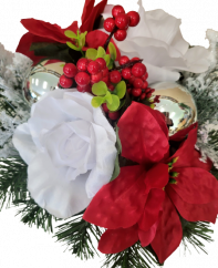 Žalni aranžma iz umetnih vrtnic, božičnih zvezd, jagodičja, božičnih kroglic in dodatkov 28cm x 20cm