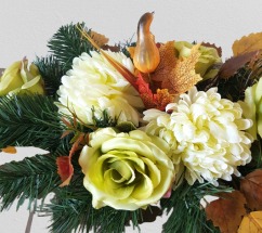 Arrangement mit künstlichen Chrysanthemen & Rosen & Zubehör 60cm x 25cm x 15cm