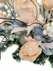 Díszített betontál fenyőből mesterséges rózsák, bogáncs, bogyók, karácsonyi bálok és kiegészítők 60cm x 30cm x 40cm