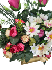 Prekrasan žalobni aranžman Srce umjetne tratinčice, ruže, kamelije i dodaci 65cm x 28cm x 35cm