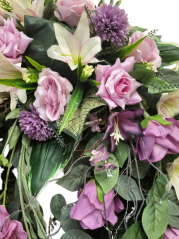 Wieniec żałobny z sosny Ekskluzywne róże, mieczyki i lilie oraz akcesoria 85cm